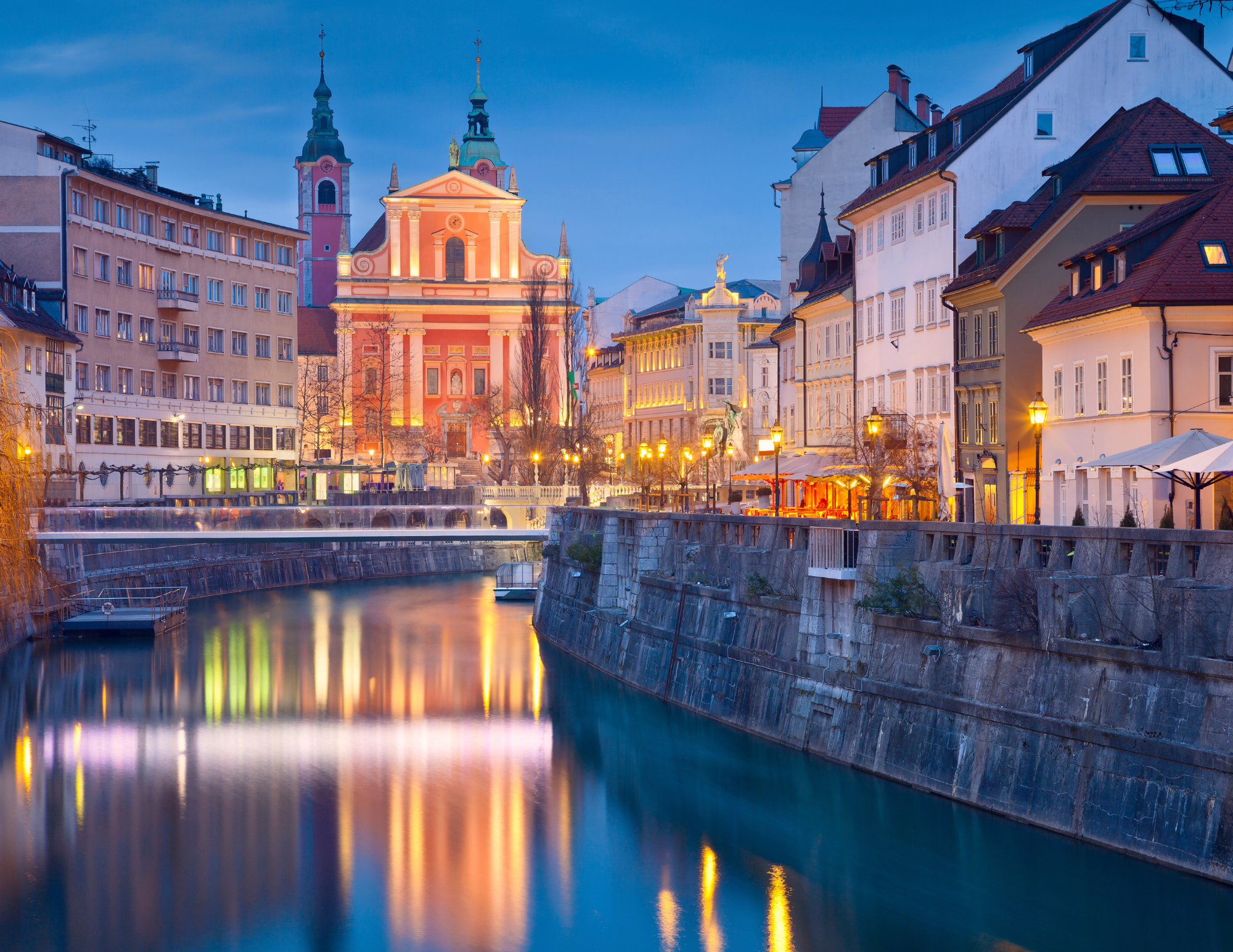 Blagdanska priča: Ljubljana i žive jaslice u srcu Postojne