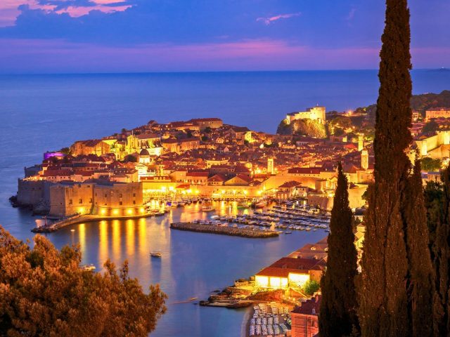 Dubrovnik u sjaju novogodišnje noći