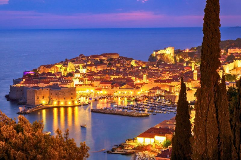 Dubrovnik u sjaju novogodišnje noći